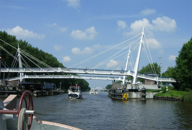 fietsbruggen waar je zo onder door kon varen...