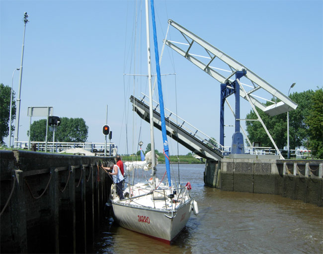 brug bij een sluis...