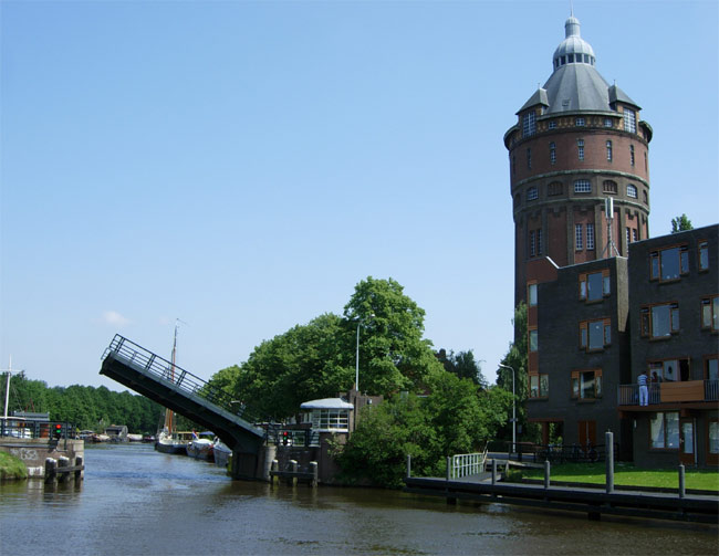 naast de watertoren lijkt de brug petieterig...