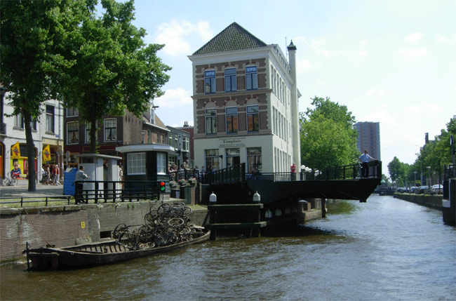 een draaibrug en een boot vol roestige oude fietsen...