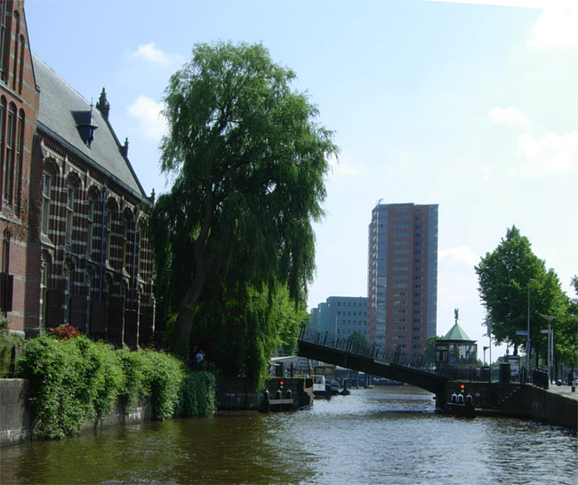 museumbrug bij het oude museum...