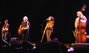 taylor, rodriguez met gitarist en bassist...