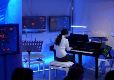 pianiste speelt trollendans...