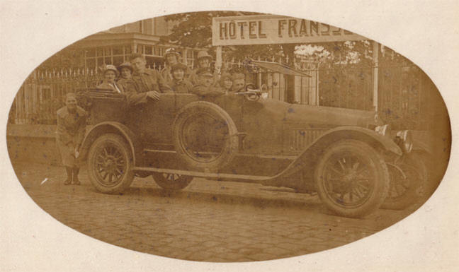 een volgeladen auto voor hotel franssen...