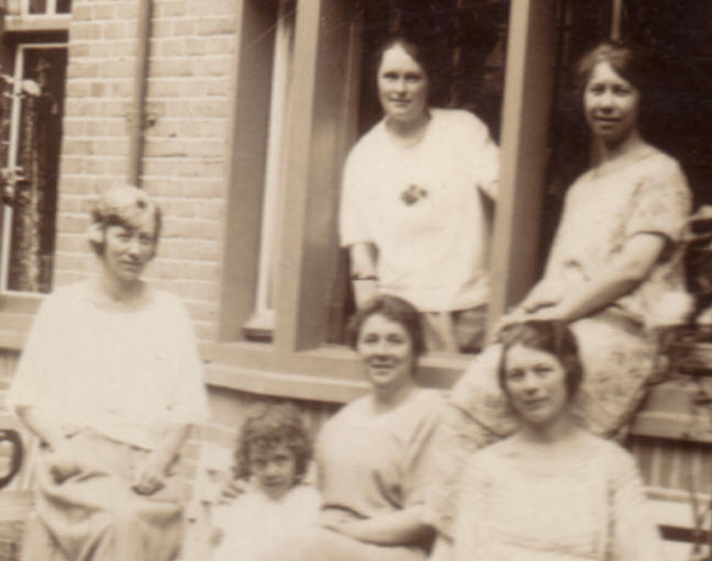 op de eerste foto vijf vrouwen en een klein meisje...