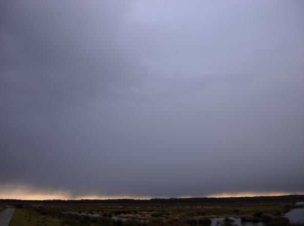 een loodgrijze lucht met een merkwaardig licht randje...