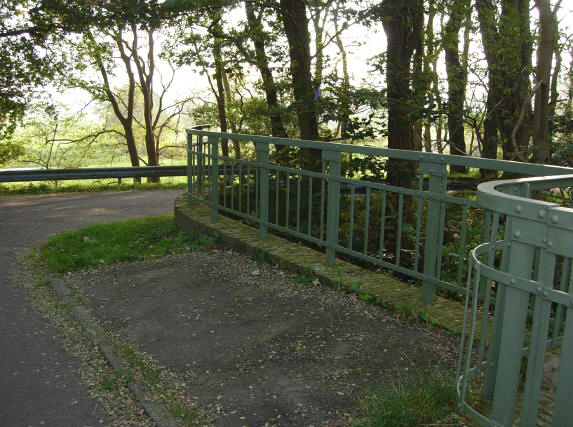na de brug rechtsaf, een doodlopende weg in die we daarom tot nu toe altijd genegeerd hadden...