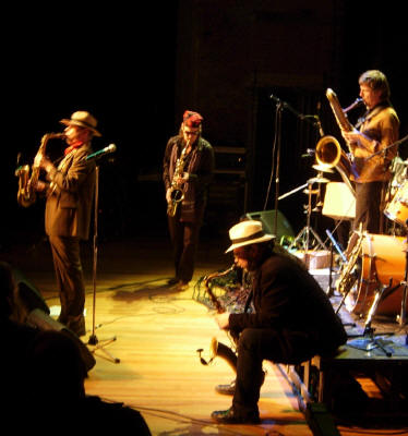 de vier saxofonisten van de band...