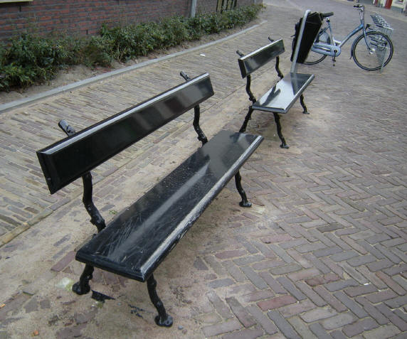 twee bankjes in een straat in deventer...