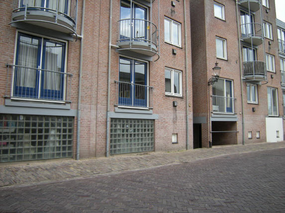 de blik gericht naar rechts...