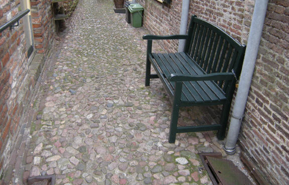 bank in steegje...