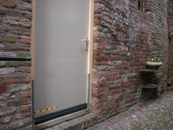 prachtige muur, maar wat zonde van die deur...