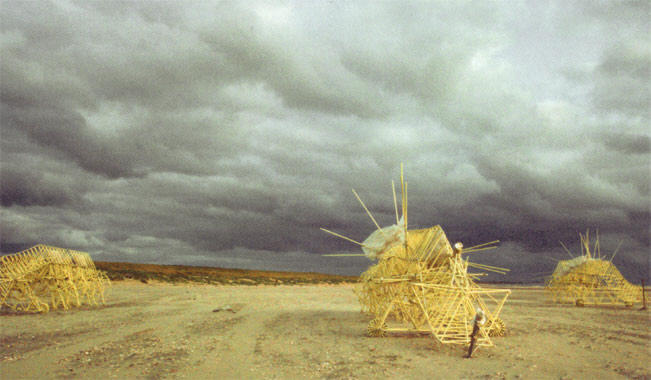 sciencefictionachtige taferelen op een hollands strand...