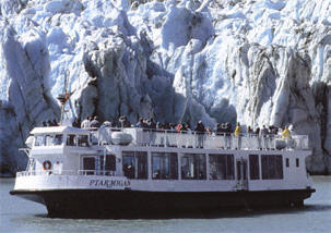 rondvaartboot bij een gletsjer in alaska...
