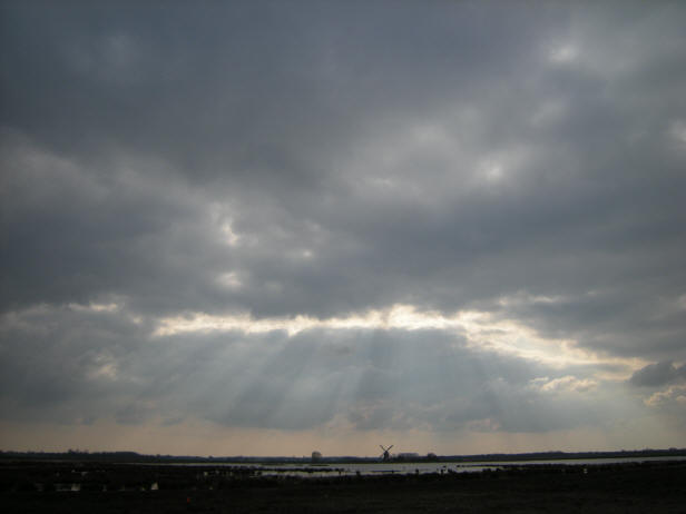 een scheurtje in de wolken...