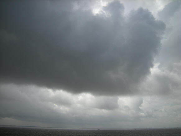 reuzenwolken razen voorbij...