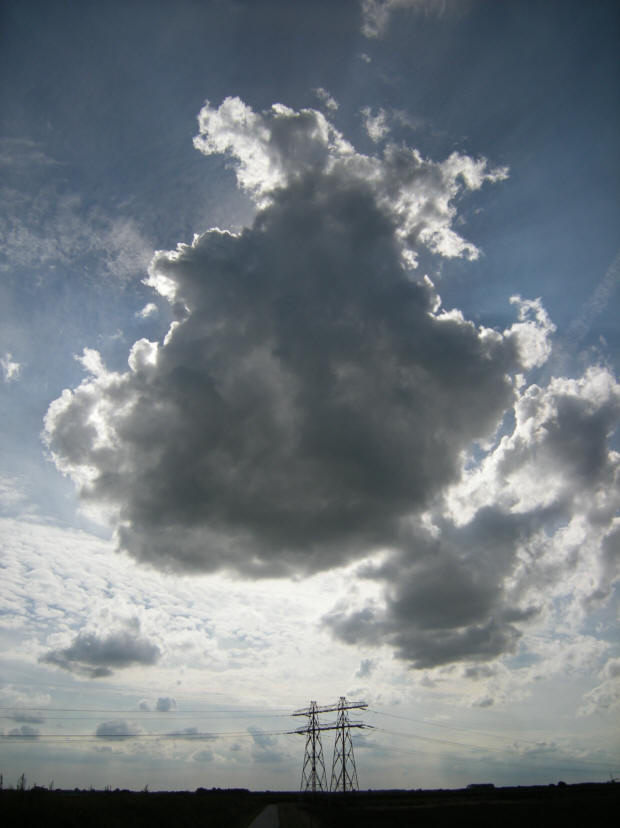 grote wolk boven hoogspanningmast...