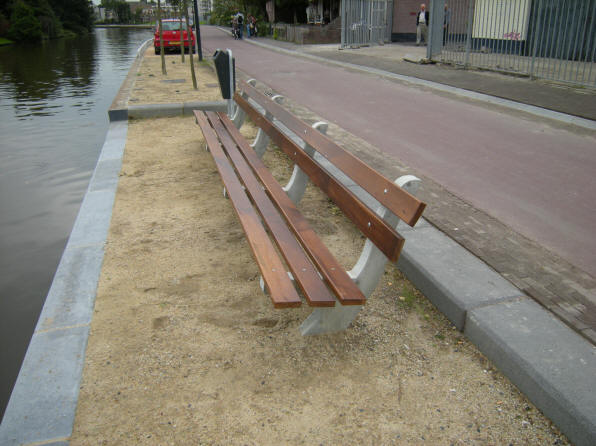 een ruime bank langs de dokkumertrekweg...