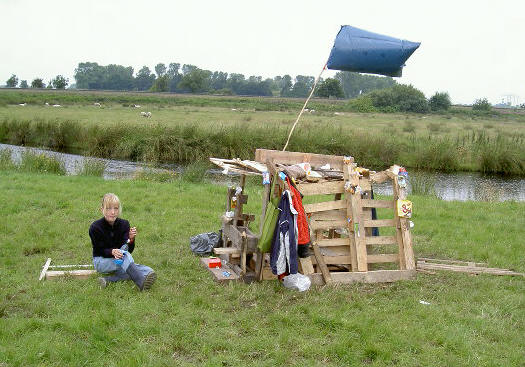 aan de rand van het veld...