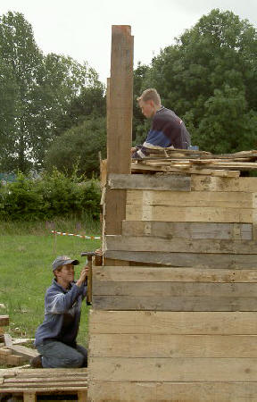 samen een hut bouwen...
