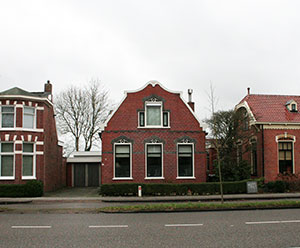 zeven bescheiden huisjes tussen de luxe villa’s in haren…