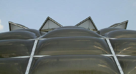 detail met openstaande ramen...