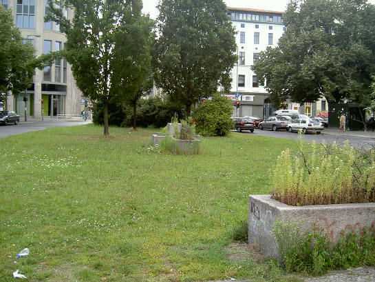 kreuzberg - grasveld met bloembakken...