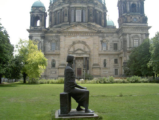 beeld naast de dom...