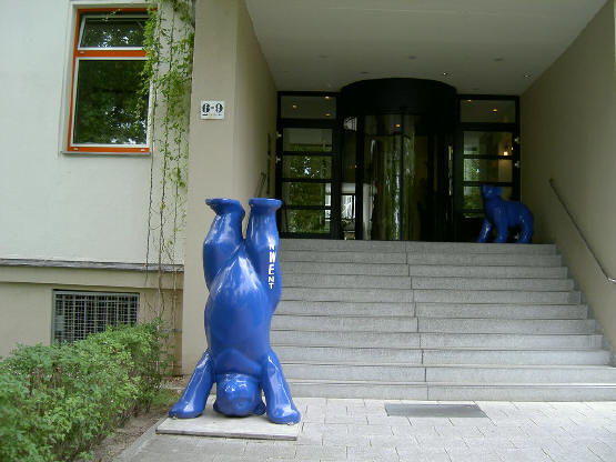 dit soort plastic beren zag je overal in de stad...