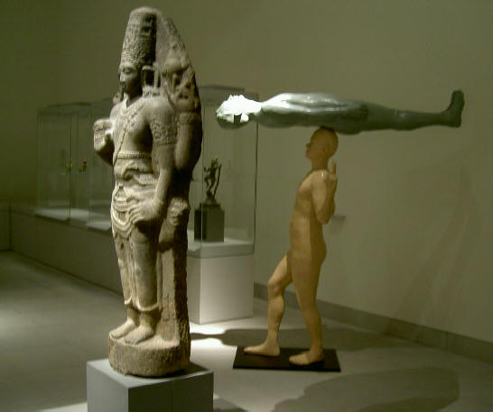 beeld in het museum voor oosterse kunst dat al die oude heilige beelden wat relativeerde...