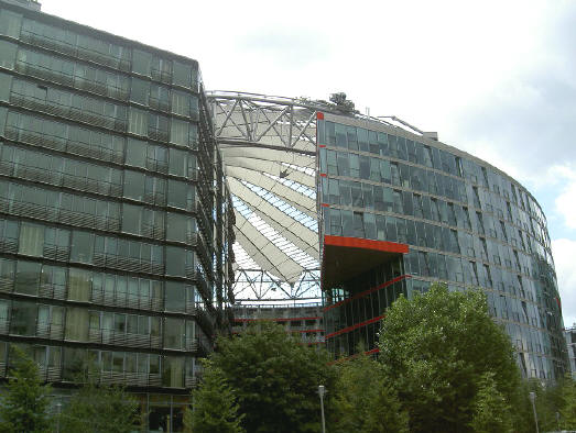 nog een stuk van datzelfde spectaculaire sonygebouw...