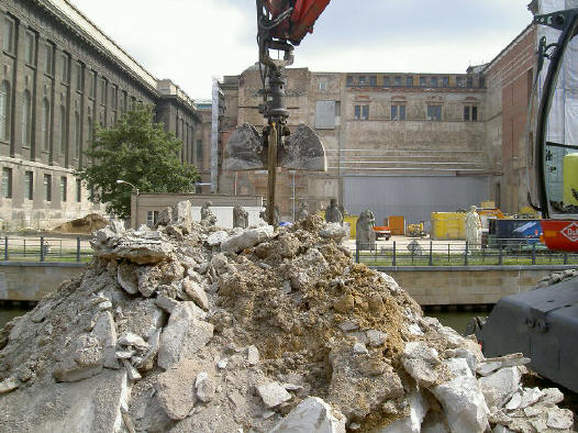 vlakbij het pergamonmuseum werd druk gesloopt...