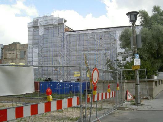 als er tussen allerlei musea een gebouw zo ingepakt staat denk je meteen - ha, christo!