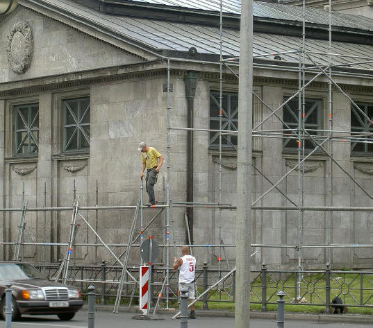 ook dit oude u-bahnstation wordt opgeknapt...