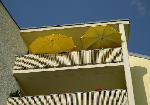 balkon met schaduw...
