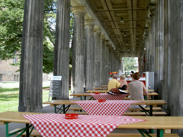 terras naast een museum