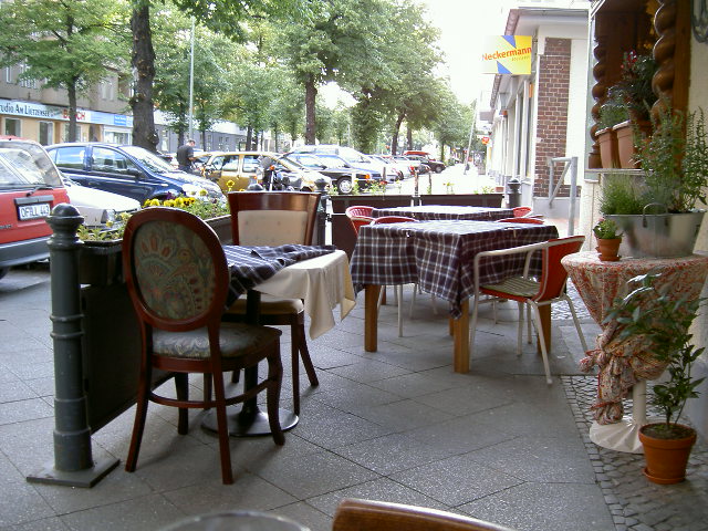 let op de verschillende, bij elkaar gesprokkelde stoelen...