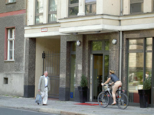 ook op smallere stoepen wordt gefietst