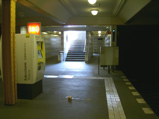 vaste ingrediënten zijn een kaartautomaat en een alarmzuil...