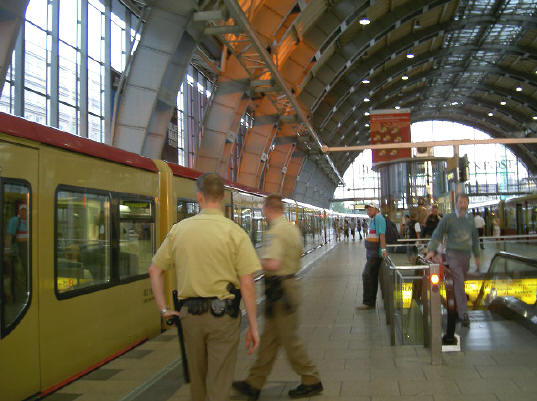 iemand met een bedenkelijk kaartje werd door de gewone politie uit de trein gehaald...