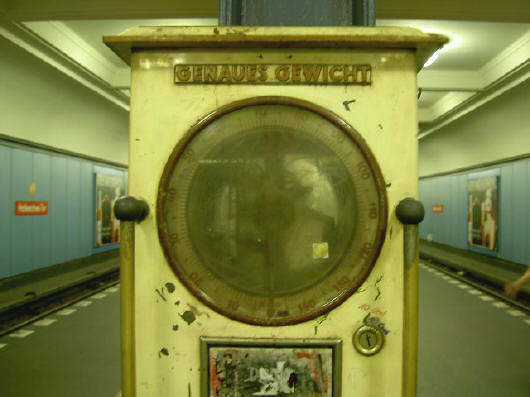 op sommige s-bahnstations vond je nog antieke weegapparaten die het helaas niet meer deden...