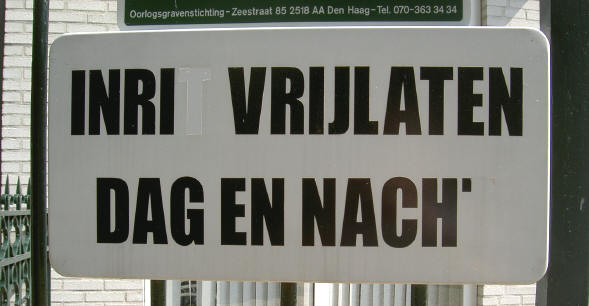 tekst op het hek van de roomskatholieke begraafplaats in groningen