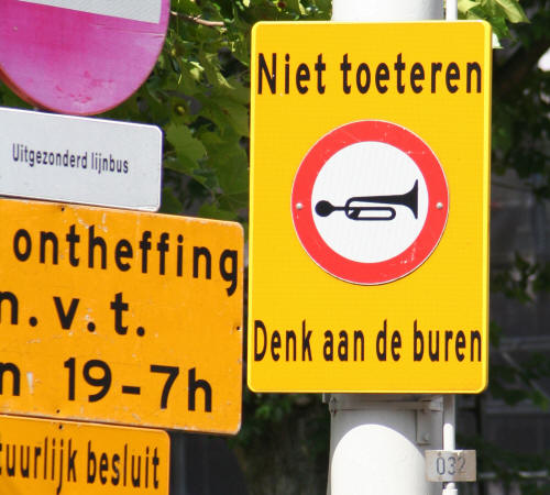 denk aan de buren...