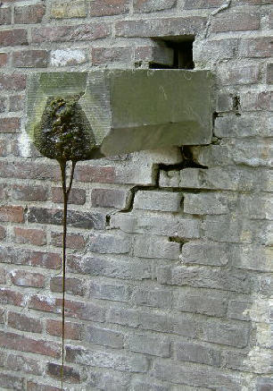 het water doet zijn vernietigende werk...