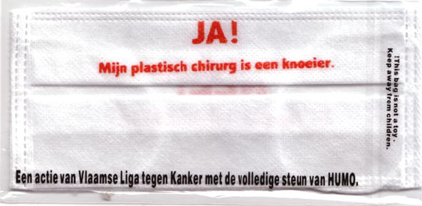 de ja-kant van het mondlapje...