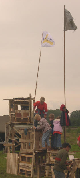 hut met vlaggen...