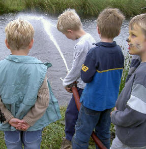 er mocht ook weer met brandweerspuiten geoefend worden...