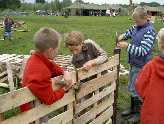samen een hut bouwen is eigenlijk het leukste...