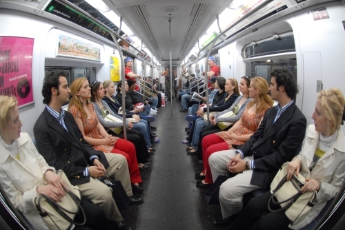 metro met gespiegelde tweelingen...