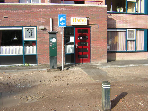 het novogebouw met parkeermeter bij de voordeur...